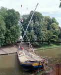 838688 Gezicht op het installeren van de overspanning van de nieuwe voetgangersbrug (Martinusbrug) over de ...